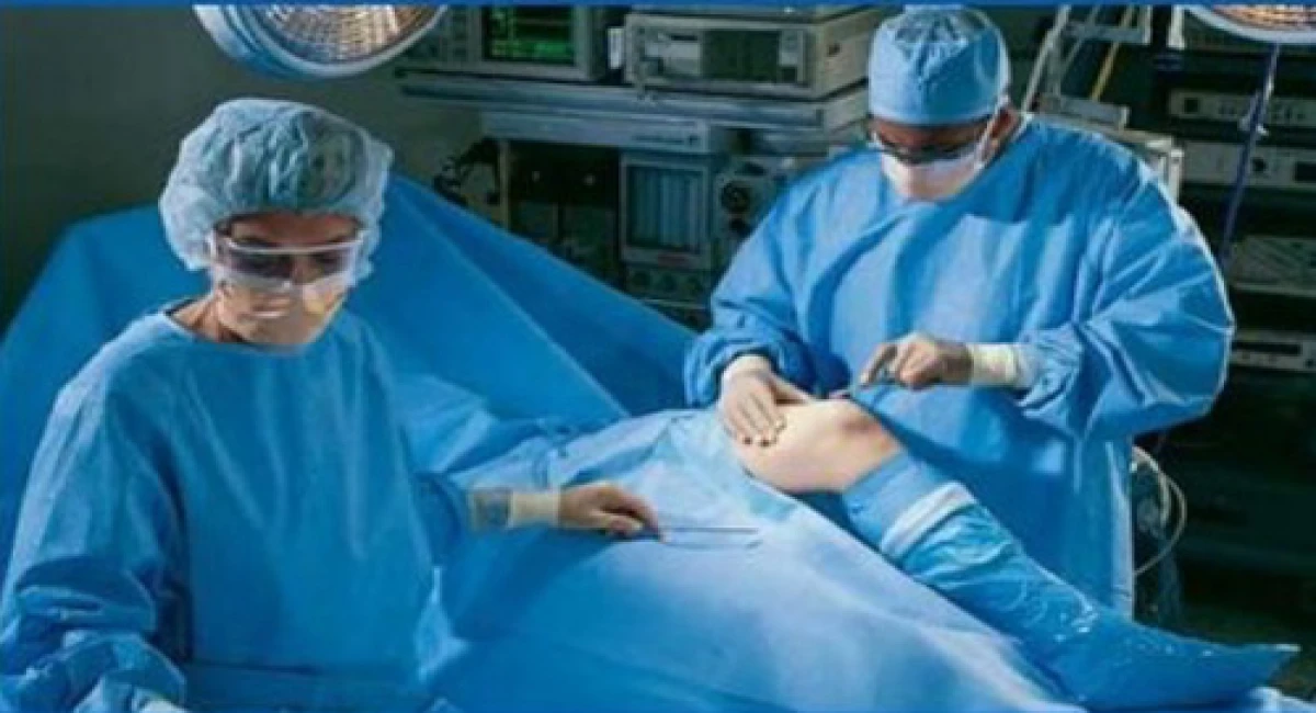 Use and Benefits of Plastic Adhesive Drapes During Surgery for Protecting Surgical Site Infections